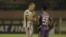 Kiper Bali United, Wawan Hendrawan, mendapat arahan dari Van Der Velden pada laga Piala Presiden di Stadion Manahan, Solo, Sabtu, (3/2/2018). Bali United menang adu penalti dengan skor 5-4. (Bola.com/M Iqbal Ichsan)