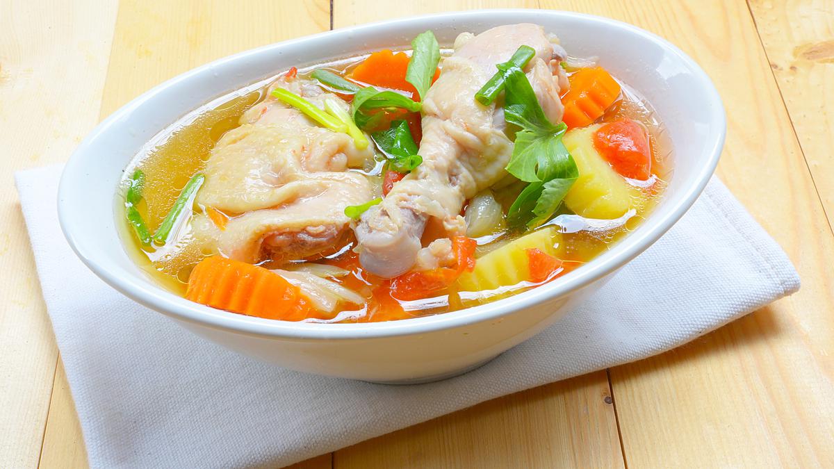 Semangkuk sup ayam jahe hangat dengan potongan ayam lembut dan irisan jahe segar, cocok dinikmati saat cuaca dingin