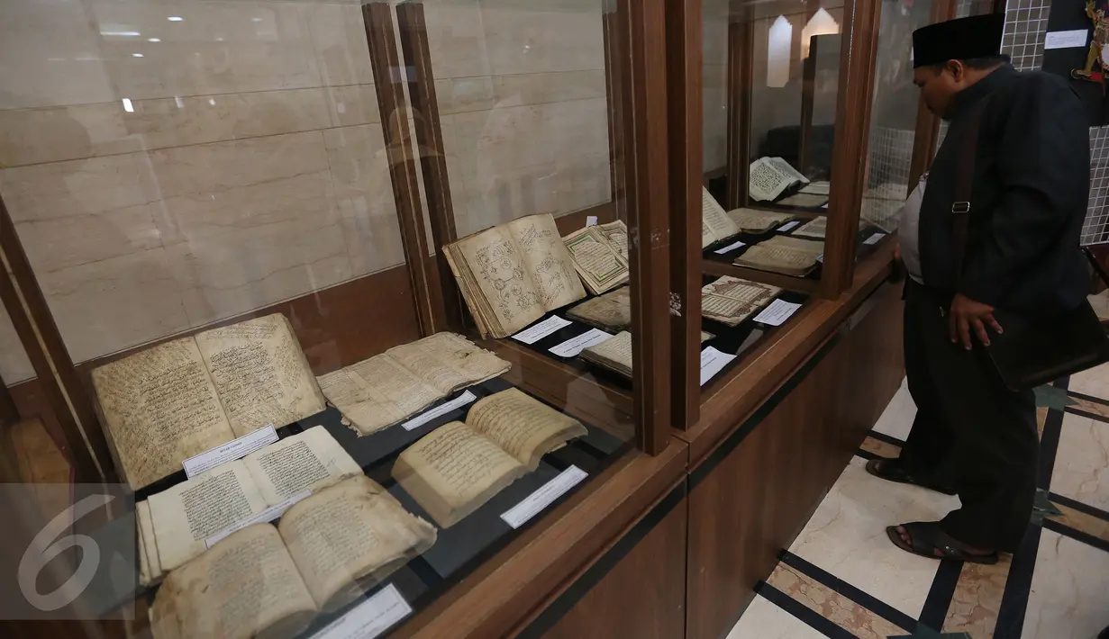 Pengunjung melihat koleksi yang dipajang saat pameran di Gedung PBNU, Jakarta, Senin (30/1). Pameran tersebut digelar dalam rangka Harlah NU ke-29. (Liputan6.com/Johan Tallo)