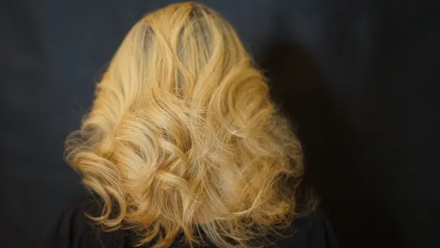 Rambut diwarnai