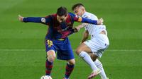 Lionel Messi saat memperkuat Barcelona musim 2020/2021, dikawal ketat oleh bek Huesca, Pablo Maffeo. (LLUIS GENE / AFP)