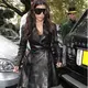 Trench coat kulit jadi signature style Kim Kardashian saat kencan dengan Lewis Hamilton.