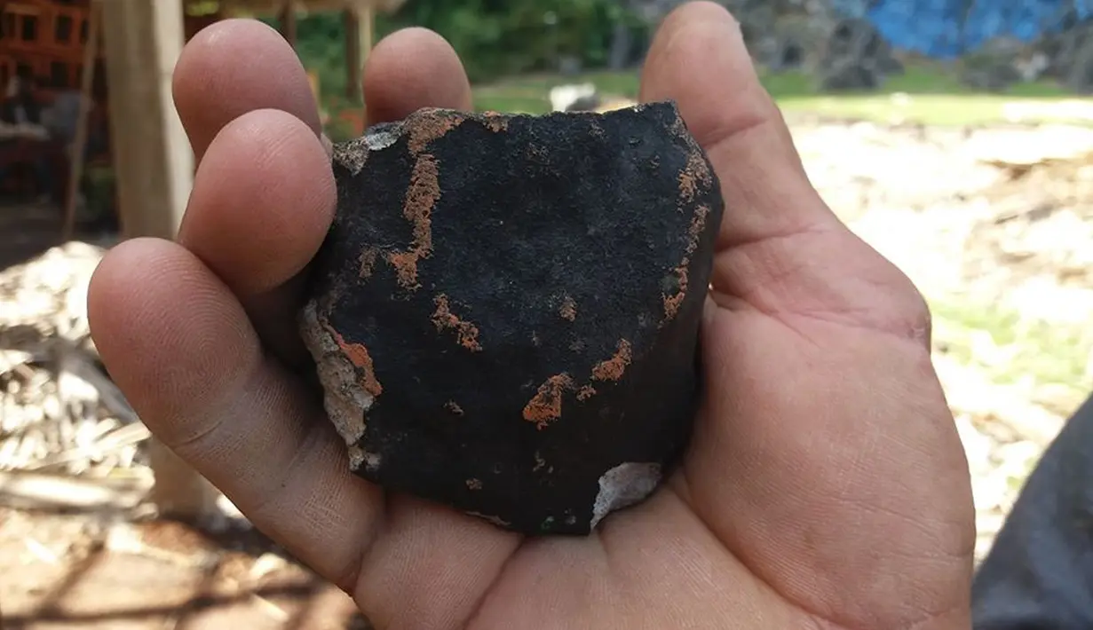 Dugaan potongan meteorit yang jatuh di Kuba barat, dekat kota Vinales, Pinar del Rio pada Jumat (1/2). Warga setempat di kota Vinales mendengar ledakan keras selama kejadian, namun tidak ada laporan korban cedera. (FATIMA RIVERO/TELEPINAR/AFP)
