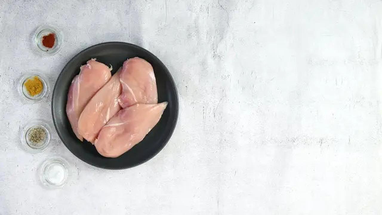 Rahasia Mencairkan Daging Ayam Beku Tanpa Air dan Microwave