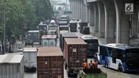 Kemacetan arus kendaraan saat melintas di Jalan Yos Sudarso arah Pelabuhan Tanjung Priok, Jakarta, Kamis (12/7). Kemacetan panjang kendaraan yang didominasi truk kontainer jadi pemandangan rutin di Tanjung Priok. (Merdeka.com/Iqbal S. Nugroho)