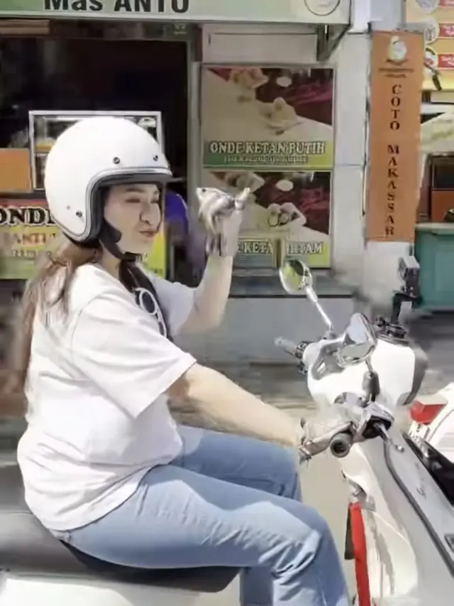 Nathalie Holscher Asik Naik Vespa Bareng Geng Motor