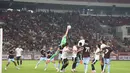 Kiper Aston Villa lakukan pneyelamatan pada laga uji coba internasional di Stadion Utama Gelora Bung Karno (SUGBK), Jakarta, Sabtu (1/8/2026). Aston Villa menang 3-1 atas Indonesia All Stars dalam pertandingan yang menjadi bagian dari tur pramusim klub Liga Inggris tersebut di Asia. (KLY/Budy Santoso)