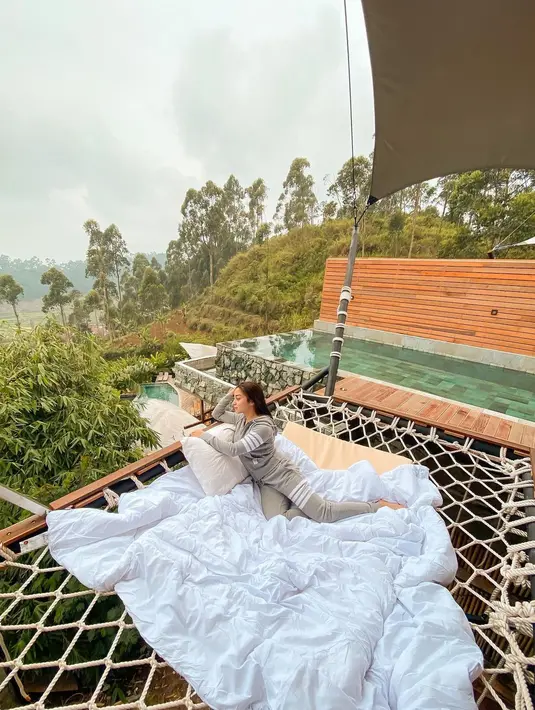 Di usia pernikahan yang masih baru, Nikita Willy sudah mulai bekerja lagi dan syuting stripping. Ternyata Indra sempat kesal karena Niki tidak menjawab ketika ditelfon sang suami. (Instagram/nkitawillyofficial94)