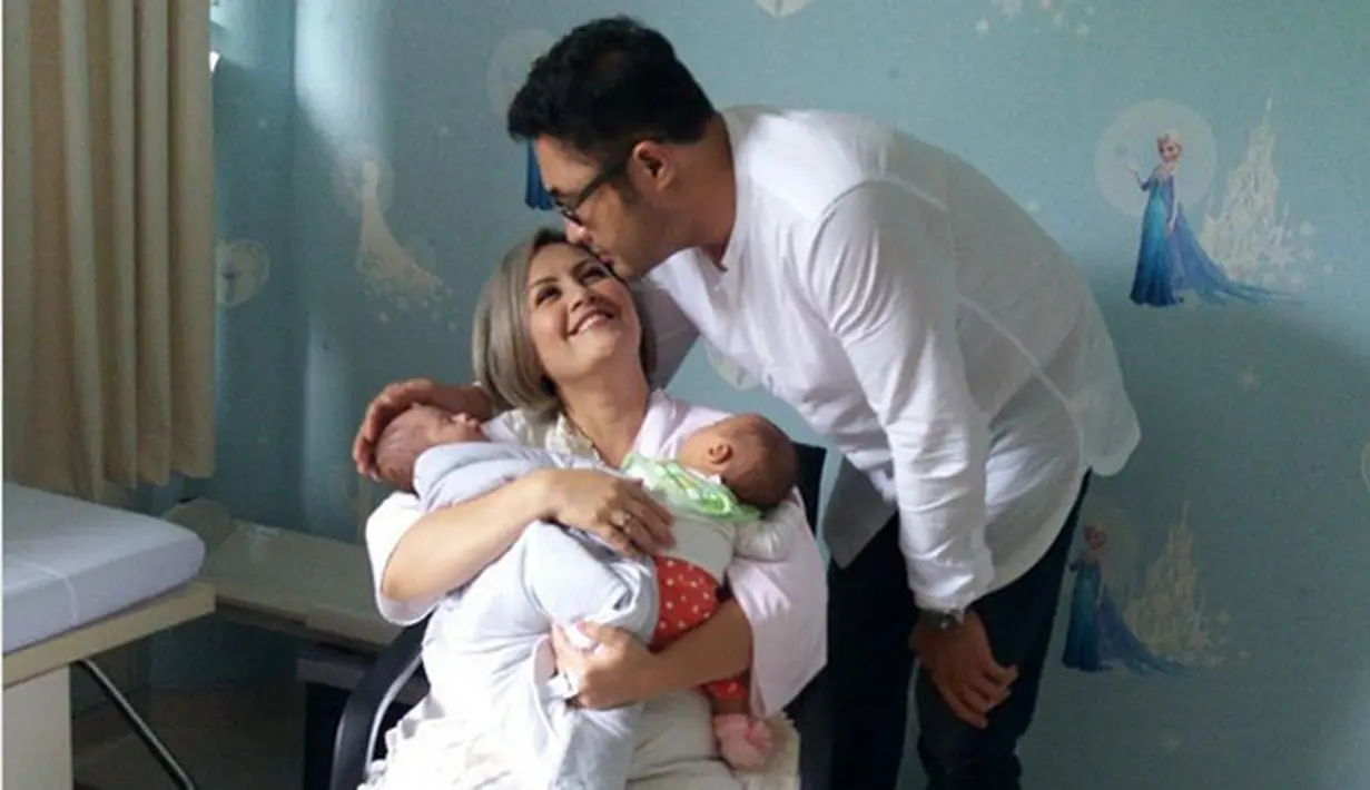 Pasangan selebriti Surya Saputra dan Cynthia Lamusu tengah menikmati peran barunya sebagai ayah dan ibu. Pada November 2016 silam, pasangan ini baru saja karuniai sepasang anak kembar. (Instagram/Bintang.com)