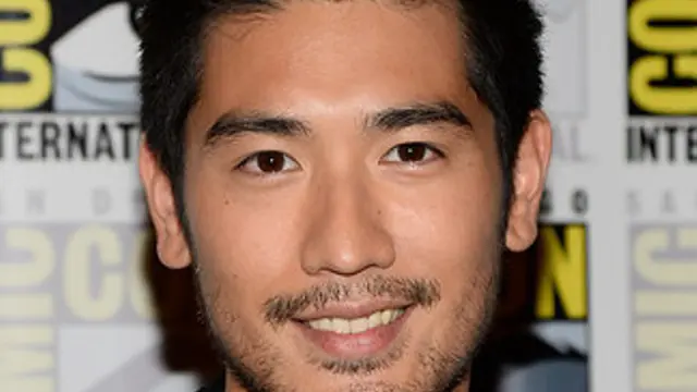 [Bintang] 11 Seleb Cowok dengan Rahang Seksi yang Bikin Septembermu Ceria