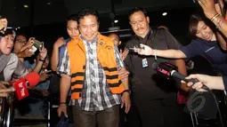 Zaini Arony berjalan keluar gedung usai menjalani pemeriksaan di KPK, Jakarta, selasa (17/3/2015). Ia diperiksa terkait kasus dugaan pemerasan proses permohonan izin di Lombok Barat.(Liputan6.com/Helmi Afandi)