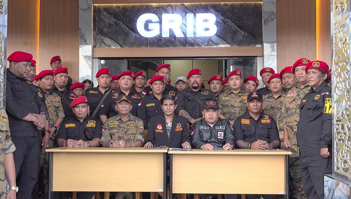 Sekretaris Jenderal (Sekjen) DPP GRIB Jaya (tengah) didampingi Dewas dan Satgas GRIB Jaya saat menggelar konferensi pers di kantor DPP GRIB Jaya, Kedoya, Jakarta Barat, Rabu (23/4/2025) (Istimewa)