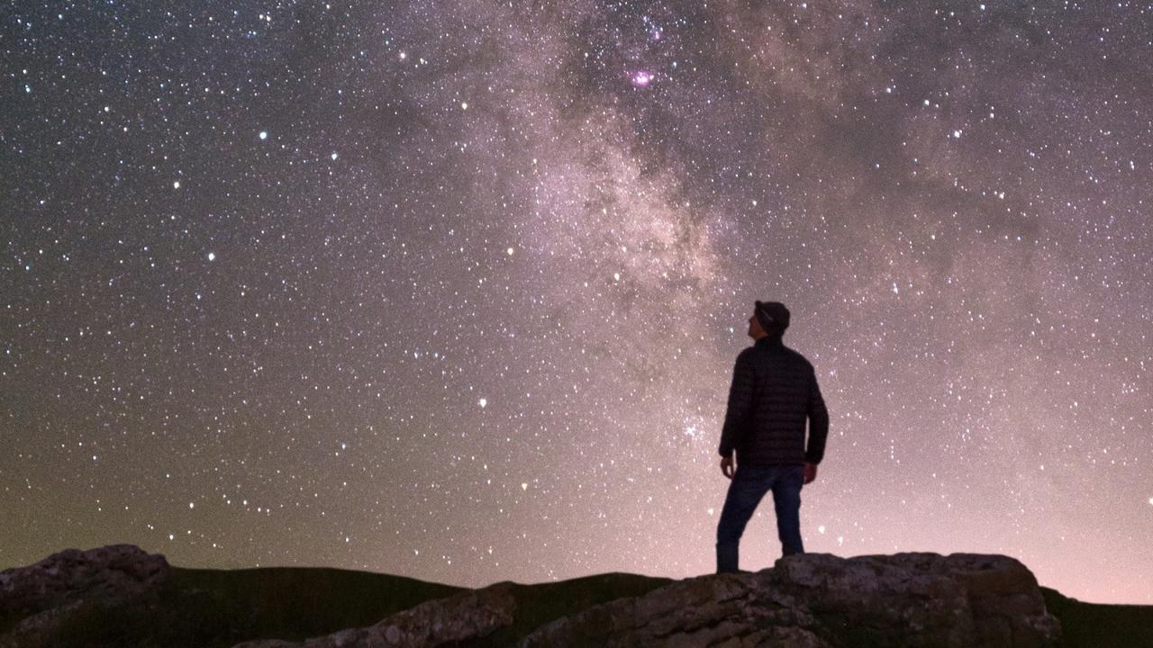 Ilustrasi malam hari, merenung, berpikir