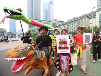 Aktivis lingkungan berunjuk rasa untuk menyerukan para pengambil kebijakan untuk segera mengambil tindakan guna mencegah krisis iklim global di Jakarta, pada Jumat 19 September 2025. (Kapanlagi.com/ Budy Santoso)