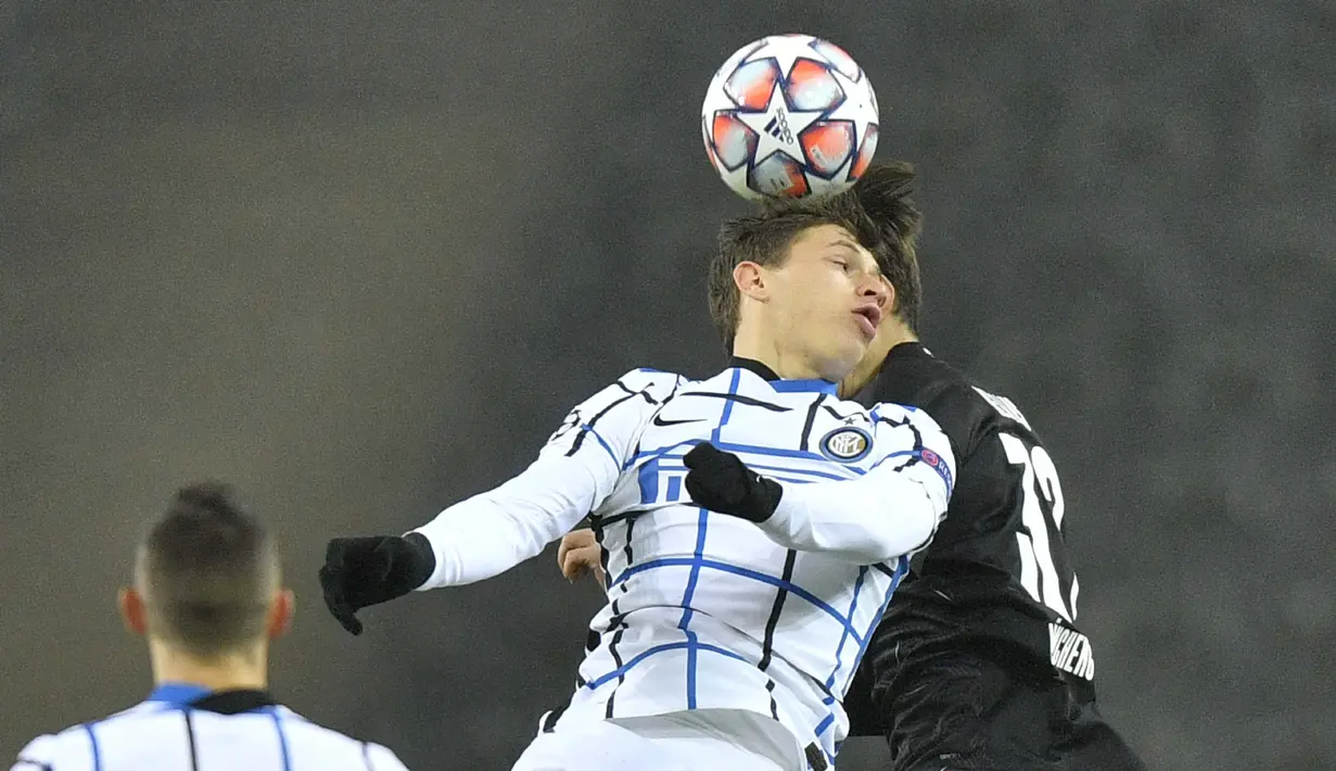 Pemain Inter Milan, Nicolo Barella, duel udara dengan pemain Borussia Moenchengladbach, Florian Neuhaus, pada laga Liga Champions di Stadion Borussia Park, Rabu (2/12/2020). Inter Milan menang dengan skor 3-2. (AP/Martin Meissner)
