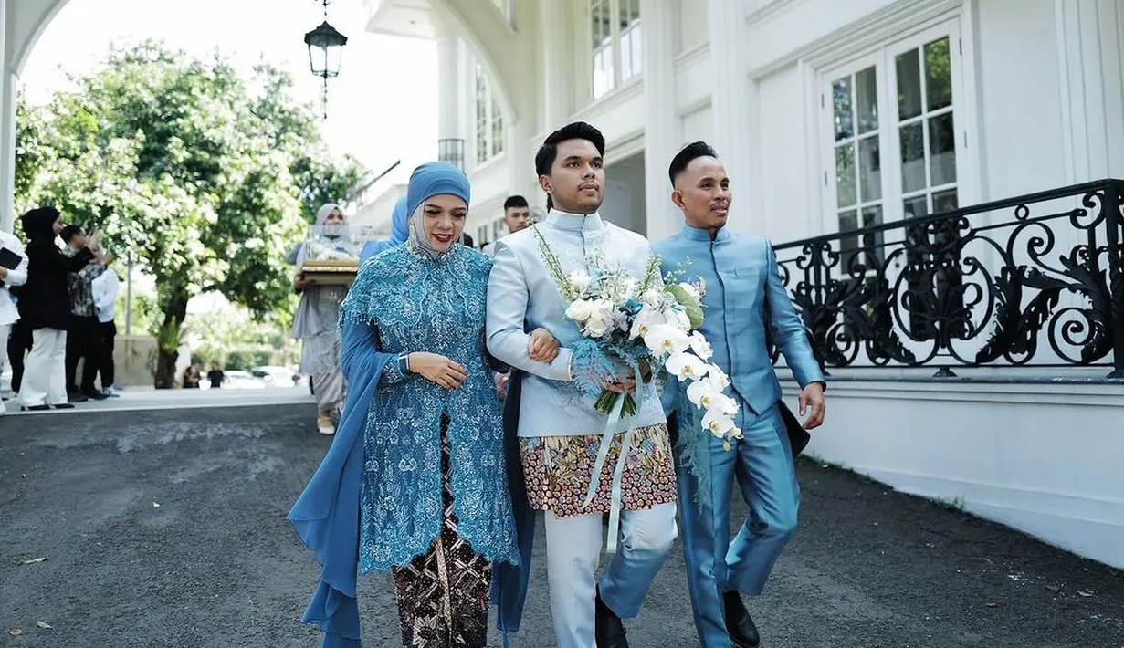 Kebaya ini dipadukan dengan kain Batik cokelat dengan hijab turban yang jadi ciri khasnya. [@genhalilintar]