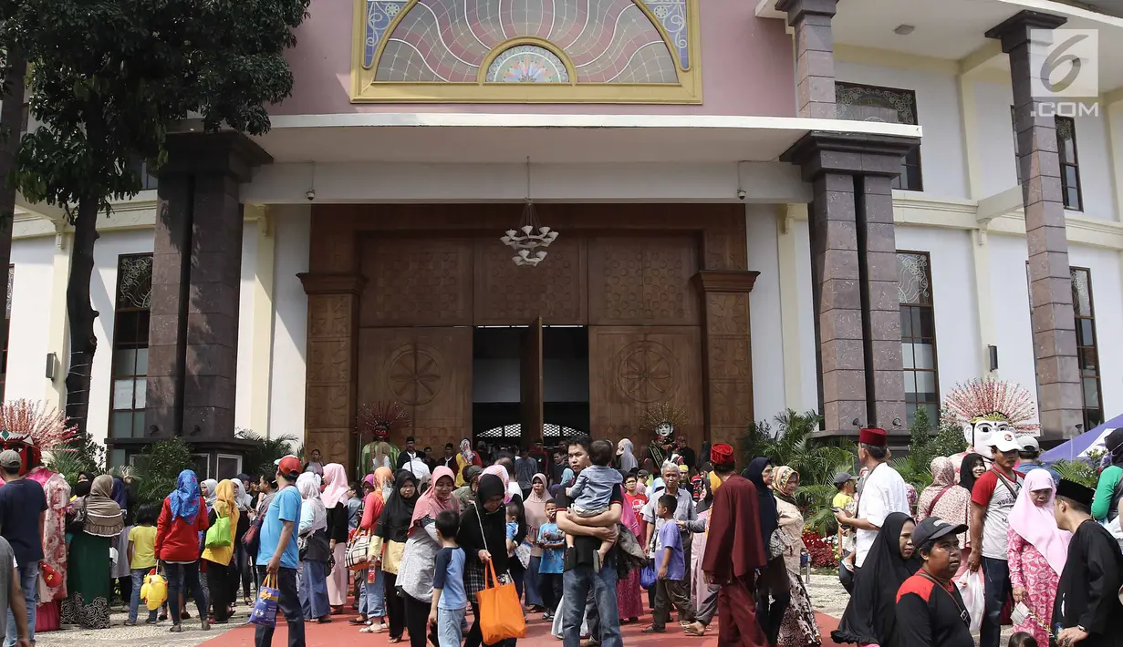 Sejumlah orang memadati Setu Babakan, Jakarta Selatan, untuk memeriahkan Festival Lebaran Betawi 2017, Sabtu (29/7). Acara yang diselenggarakan Pemprov DKI Jakarta dan Bamus Betawi ini dibuka dari 28 Juli hingga 30 Juli. (Liputan6.com/Herman Zakharia)