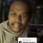 Video Teyeng Wakatobi yang berbahasa jawa turut berkomentar di depan mobil Sigra yang sudah terbakar akibat insiden pengeroyokan. (Tangkapan layar)