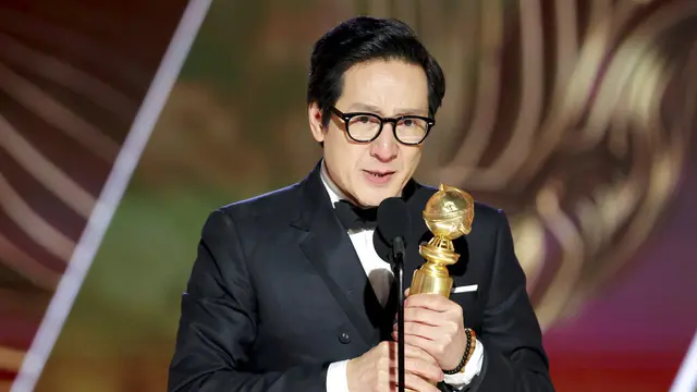 Ke Huy Quan dalam Golden Globe Awards 2023. (Rich Polk/NBC via AP)