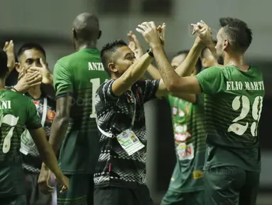 Pemain PS TNI merayakan gol yang dicetak oleh Elio Martins, ke gawang Sriwijaya FC pada laga Liga 1 Indonesia di Stadion Pakansari, Bogor, Rabu, (25/10/2017). PS TNI menang 2-1 atas Sriwijaya FC. (Bola.com/M Iqbal Ichsan)