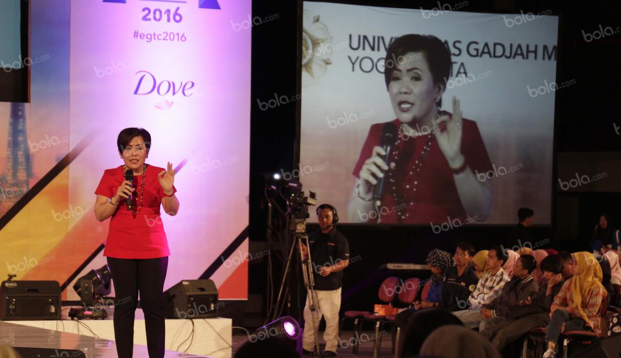 Direktur Program SCM, Harsiwi Achmad, memaparkan produk-produk Emtek dalam Emtek Goes To Campus di Graha Sabha Pramana, UGM, Yogyakarta, 2 November 2016. (Bola.com/Arief Bagus)