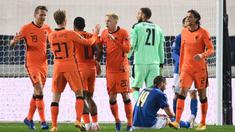 Pemain Belanda merayakan gol yang dicetak Donny Van de Beek ke gawang Italia pada laga lanjutan UEFA Nations League di Atleti Azzurri d'Italia Stadium, Kamis (15/10/2020) dini hari WIB. Italia imbang 1-1 atas Belanda. (AFP/Marco Bertorello)
