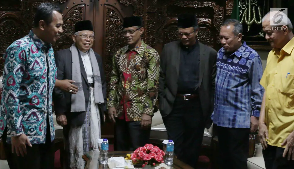 Bakal Calon Wakil Presiden RI Ma’ruf Amin (ketiga kiri) berbincang dengan Ketua PP Muhammadiyah Dadang Kahmad (keempat kanan) saat menyambangi kantor Pengurus Pusat Muhammadiyah di kawasan Menteng, Jakarta Pusat, Rabu (5/9). (Merdeka.com/Imam Buhori)