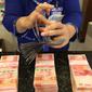 Petugas tengah menghitung uang rupiah di Bank BUMN, Jakarta, Selasa (17/4). Mengacu data Bloomberg, rupiah siang ini pukul 12.00 WIB di pasar spot exchange sebesar Rp 13.775 per dolar AS atau menguat 4,7 poin. (Liputan6.com/Angga Yuniar)