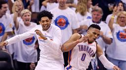 Pemain OKC Thunder, Russell Westbrook #0 dan Cameron Payne (kiri) merayakan kemenangan usai mengalahkan Warriors 118-94 pada Final Wilayah Barat NBA Playoffs 2016 di Chesapeake Energy Arena, Oklahoma, (24/5/2016).  (Kevin Jairaj-USA TODAY Sports)