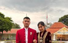 Potret Chef Arnold dan Tiffany Soetanto Pakai Baju Adat Jawa saat Hadiri Royal Dinner Cap Go Meh, Serasi Banget!