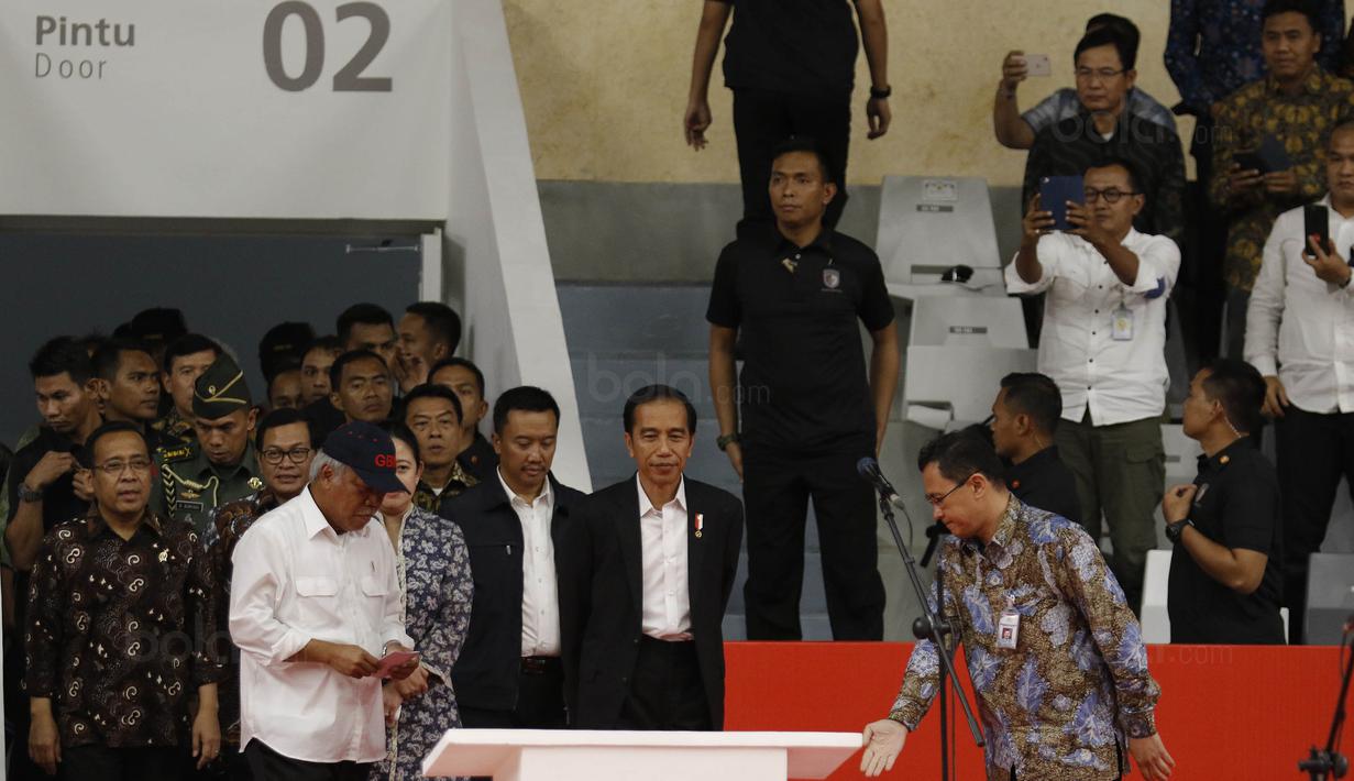 Presiden RI, Joko Widodo, saat tiba di Istora Senayan, Selasa (23/1/2018). Setelah direnovasi Istora kini berkapasitas 7.120 penonton dan memiliki kursi dan pencahayaan yang lebih baik. (Bola.com/M Iqbal Ichsan)