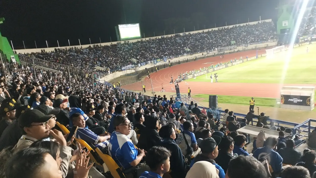 Puluhan ribu suporter Persib Bandung dan Arema FC padati Stadion Si Jalak Harupat, Soreang, Kabupaten Bandung