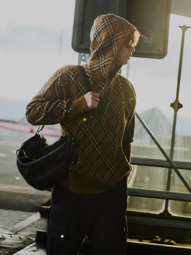 Potret Bright Vachirawit Tampil Memukau Serba Burberry di Suvarnabhumi Airport Menuju Jakarta