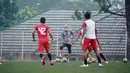 Pemain Persija Jakarta saat mengikuti latihan perdana di Lapangan National Youth Training Centre (NYTC), Depok, Senin (1/3/2021). Sebanyak 23 pemain mengikuti latihan untuk persiapan Piala Menpora 2021. (Dokumentasi Persija)