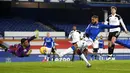 Pemain Everton Joshua King (kanan) mencetak gol ke gawang Fulham yang kemudian dianulir pada pertandingan Liga Inggris di Goodison Park, Liverpool, Inggris, Minggu (14/2/2021). Everton kalah 0-2 dari Fulham. (Michael Regan/Pool via AP)