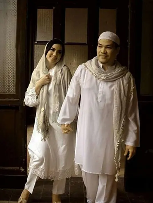 Kepergian Renita Sukardi untuk selamanya, tentu menjadi luka bagi keluarga dan para sahabat, terlebih untuk sang suami, Andi Hilmi. Selama sang istri menderita sakitnya, Andi selalu di sisi Renita untuk merawat dan menyemangatinya. (Instagram/irensukardi)