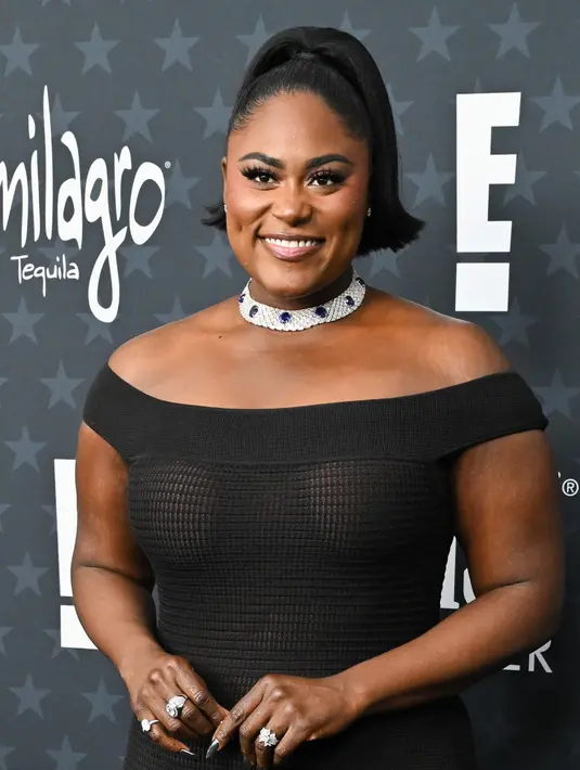 Danielle Brooks memilih kalung emas putih 18 karat yang dihiasi tujuh safir dengan total 65,40 karat serta 126,04 karat berlian, anting emas putih 18 karat dengan 4,05 karat berlian, cincin emas putih 18 karat dengan berlian 5,01 karat dan 0,90 karat berlian, serta cincin emas putih 18 karat lainnya dengan berlian 5,10 karat dan 1,09 karat berlian, seluruhnya dari koleksi Haute Joaillerie. [Chopard]