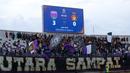 Suporter Persita Tangerang merayakan kemenangan atas Persik Kediri dalam laga lanjutan BRI Super League 2025/2026 di Stadion Indomilk Arena, Minggu (21/12/2025) sore WIB. (Bola.com/ M Iqbal Ichsan)