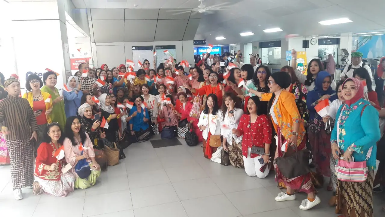 Alumni SMA Indonesia Bersatu (ASIB) menyanyikan lagu nasional di stasiun MRT