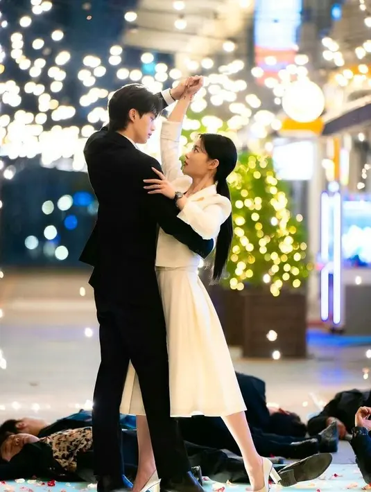 Satu momen tertangkap kamera, Song Kang dan Kim You Jung berdansa. Song Kang tampil ganteng dalam balutan setelan jas dan celana panjang hitamnya, sedangkan Kim You Jung tampil cantik dengan outer dan midi skirt yang sama-sama berwarna putih. [Foto: Instagram/teffykim_army01]