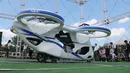 Mobil terbang NEC sebelum penerbangan uji coba di fasilitas produsen elektronik Jepang, NEC Corp di Abiko, pinggiran Tokyo, Senin (5/8/2019). Mobil terbang serupa drone dengan ukuran cukup besar untuk menampung manusia itu diharapkan dapat menjadi lebih baik daripada helikopter. (AP/Koji Sasahara)