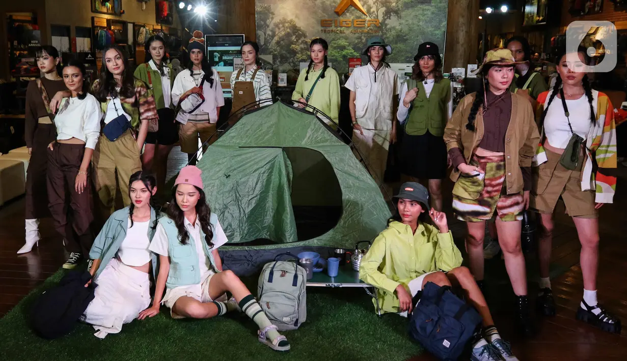 Model mengenakan koleksi terbaru Eiger Women di Jakarta, Kamis (31/8/2023). (Liputan6.com/Herman Zakharia)