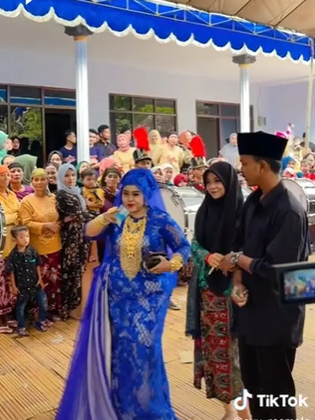 Viral Emak-Emak Pakai Perhiasan saat Kondangan, Bak Toko Emas