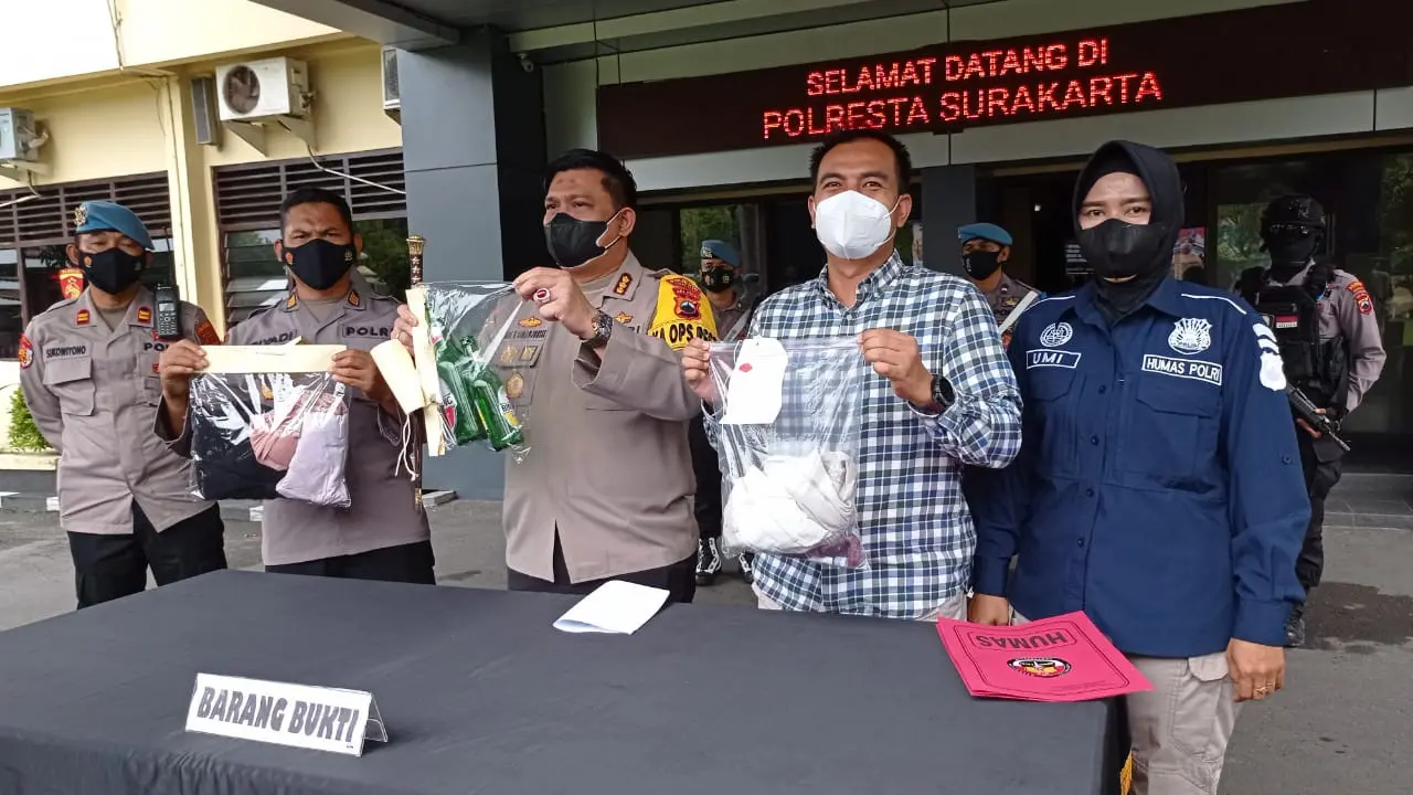 Kapolresta Surakarta, Kombel Pol Ade Simanjuntak Saat press Conference Kasus Mobil Goyang Viral