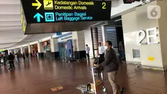 Penumpang beraktivitas di area Bandara Soekarno-Hatta, Tangerang, Jumat (24/7/2020). Senior Manager Branch Communication and Legal Bandara Soetta Febri Toga Simatupang mengatakan di bulan Juli, jumlah pergerakan penumpang rata-rata per hari mencapai 30.000 orang. (Liputan6.com/Immanuel Antonius)