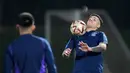 Pemain Argentina, Enzo Fernandez, mengontrol bola saat sesi latihan jelang laga melawan Kroasia pada laga semi final Piala Dunia 2022. (AP Photo/Natacha Pisarenko)