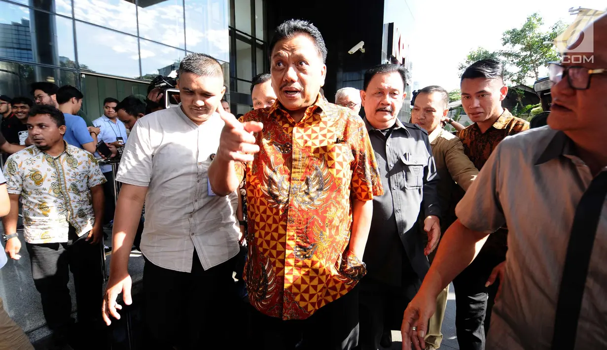 Gubernur Sulawesi Utara Olly Dondokambey (tengah) keluar dari gedung KPK usai diperiksa, Jakarta, Selasa (9/1). Olly diperiksa sebagai saksi untuk tersangka Anang Sugiana terkait kasus dugaan korupsi E-KTP. (Liputan6.com/Helmi Fithriansyah)