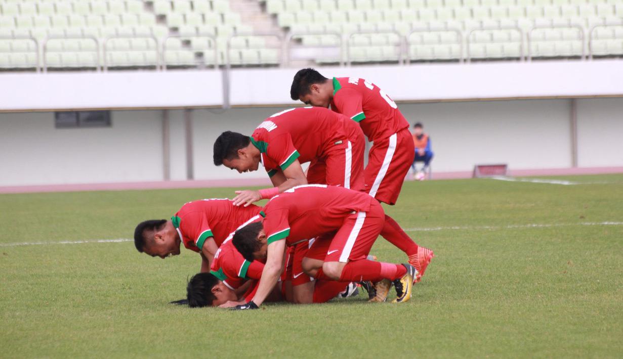 Para pemain Timnas Indonesia U-19 merayakan gol Egy Maulana Vikri saat melawan Timor Leste pada laga Kualifikasi Piala Asia 2017 di Stadion Paju Public, Korea Selatan, 2/11/2017). Indonesia menang 5-0. (PSSI/Bandung Saputra)