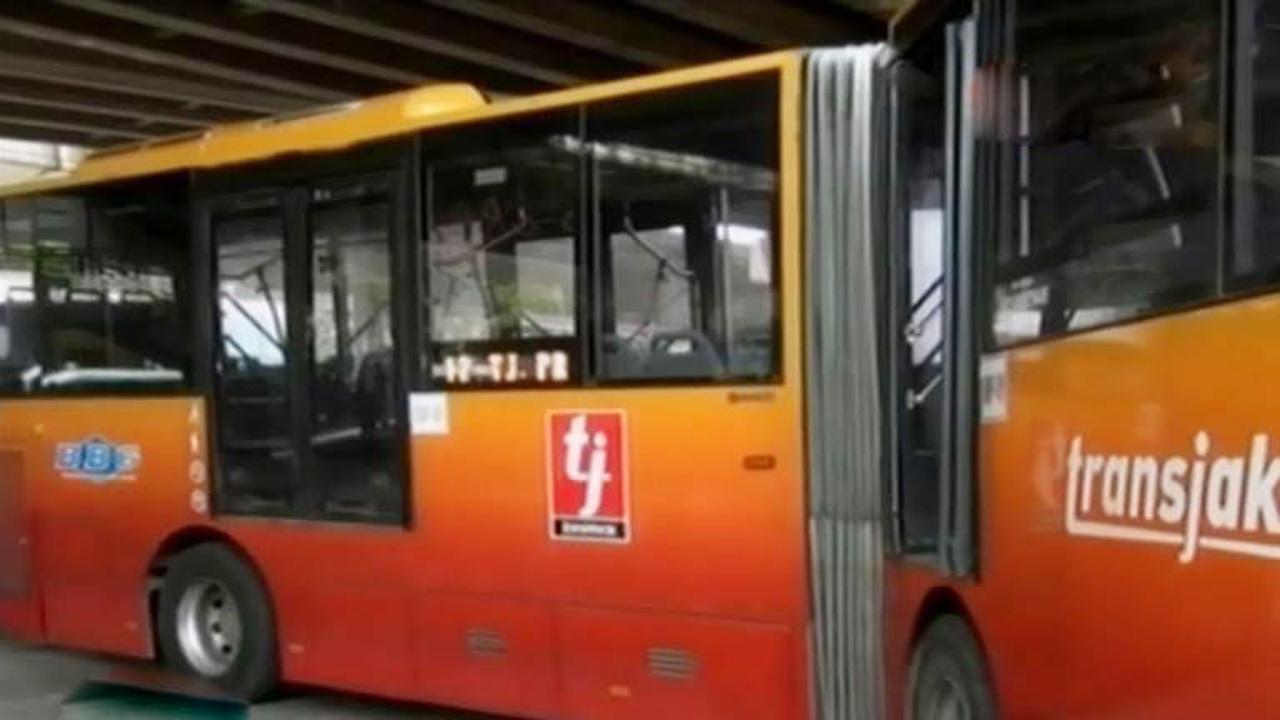 Salah Putar Arah, Bus Transjakarta Patah Sambungan Badan