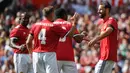 Legenda Manchester United, merayakan gol yang dicetak oleh Ruud van Nistelrooy saat bertanding melawan Legenda Barcelona di Stadion Old Trafford, Sabtu (2/9/2017). Pertandingan tersebut merupakan laga amal. (AFP/Paul Ellis)